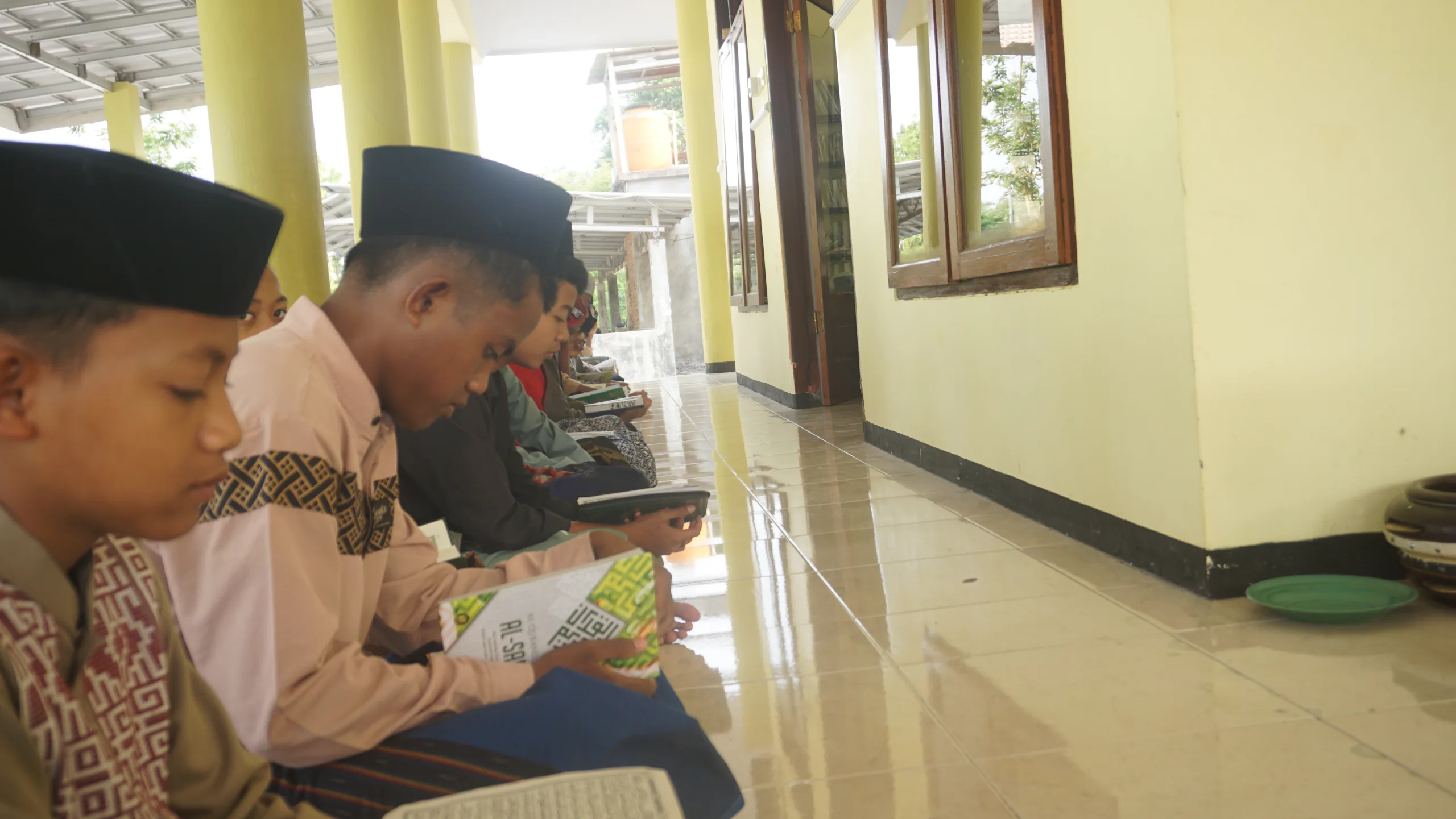 Santri Ahlul Irfan membaca Al-Qur'an bersama