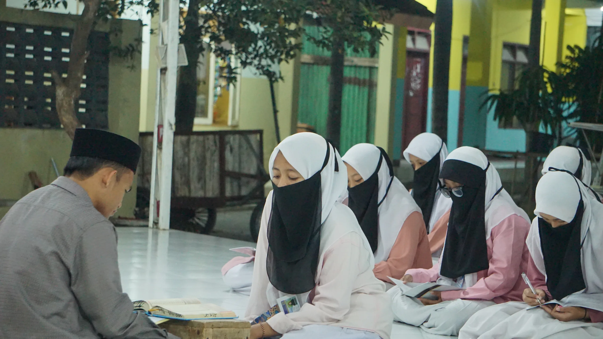 Tinggalkan Catatan Manual, Tim 10 KKN IP UPNVJT Digitalkan Sistem Kasir Koperasi SMA Ahlul Irfan Jember